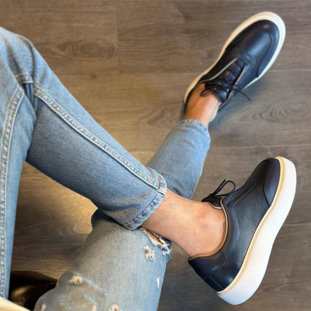 Sapatilhas de Couro Preto com Sola Grossa