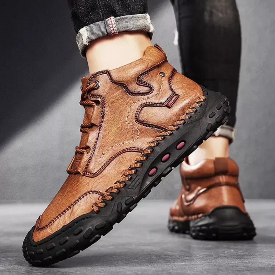 Botas de Caminhada de Couro Costuradas
