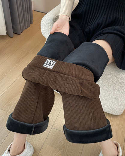 Calças às riscas com forro polar de perna larga