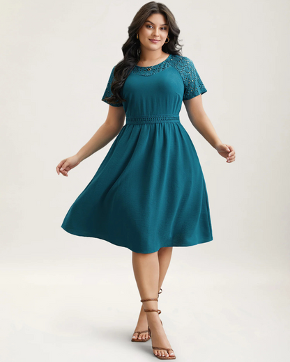 Vestido midi com bolsos e manga curta, com recortes em renda