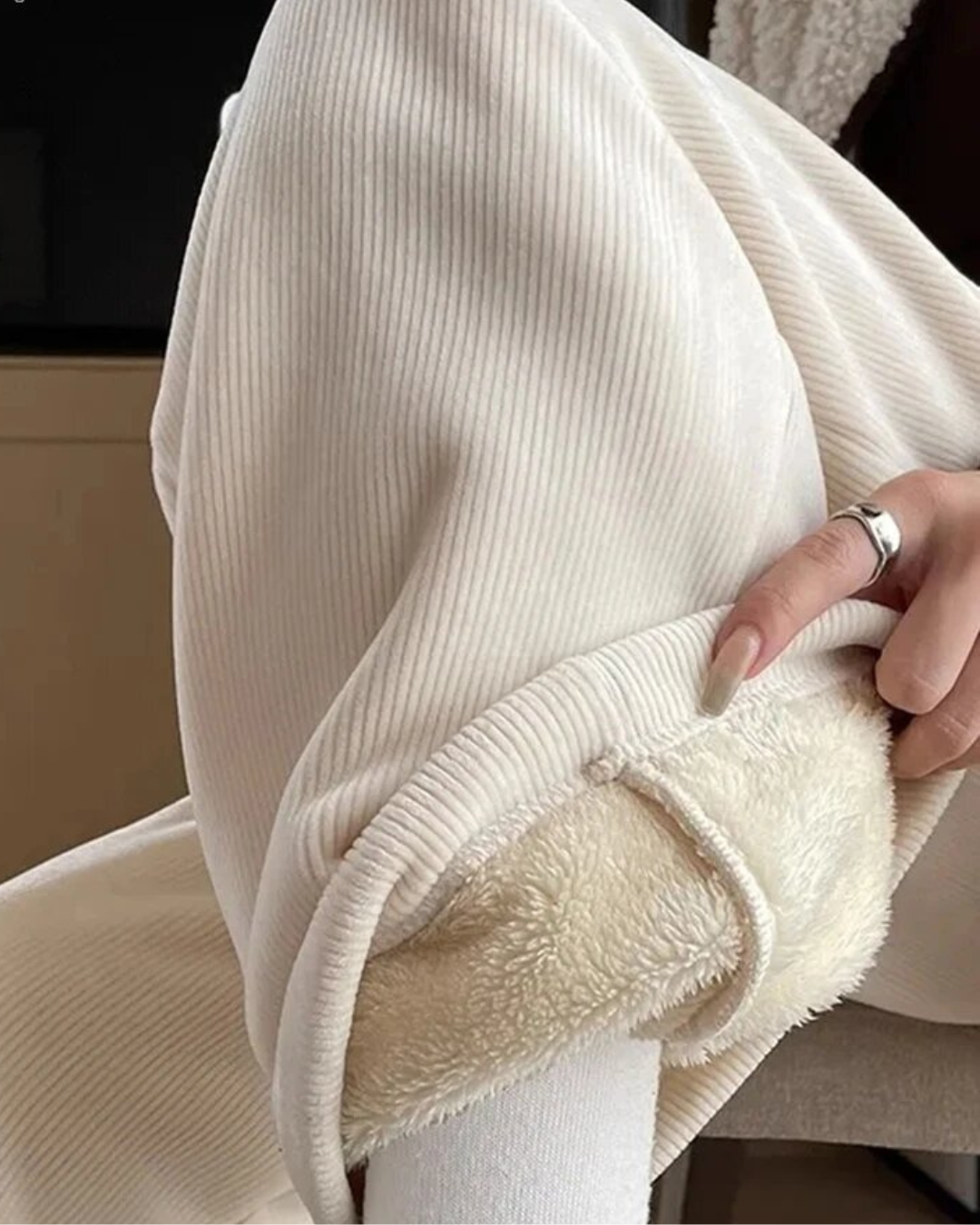 Calças às riscas com forro polar de perna larga