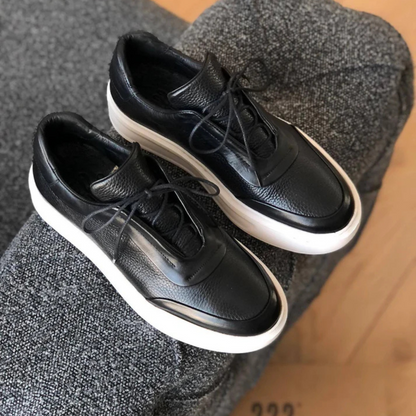 Sapatilhas de Couro Preto com Sola Grossa