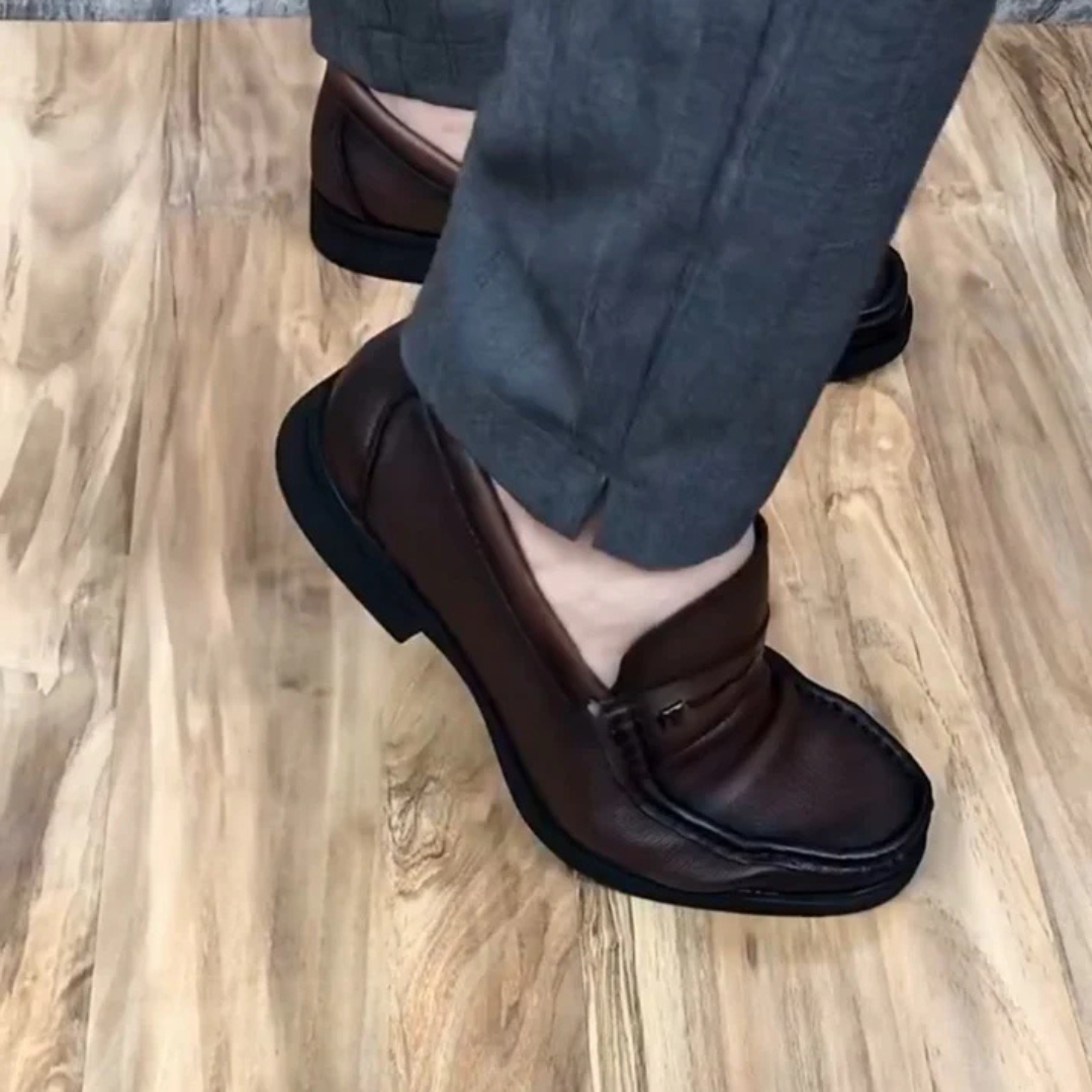 Sapatos em Pele Natural com Acabamento de Alta Qualidade