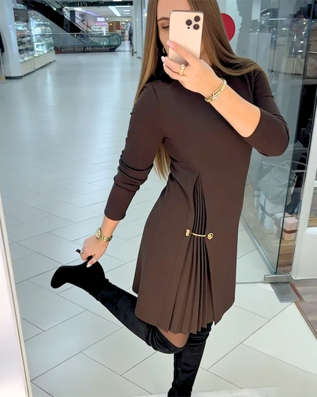 Elegante Vestido de Manga Comprida com Painéis Plissados