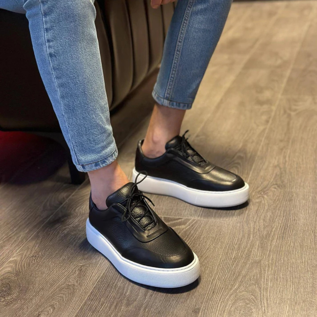 Sapatilhas de Couro Preto com Sola Grossa