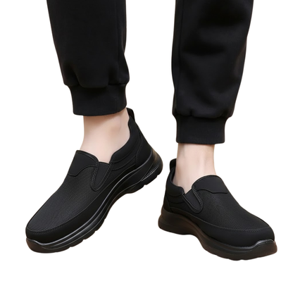 Calçado desportivo com suporte ergonómico para uso doméstico.