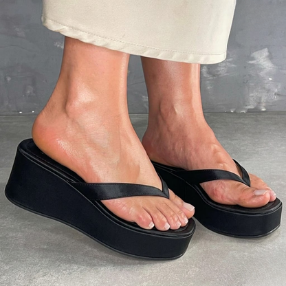 Sandálias de plataforma com salto em cunha anatómico e design minimalista