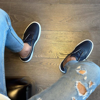 Sapatilhas de Couro Preto com Sola Grossa