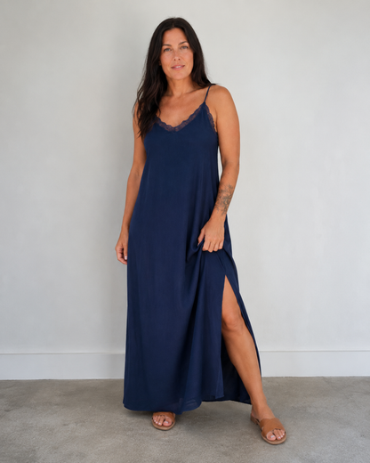 Vestido Comprido Estilo Lingerie com Renda e Aberturas Laterais