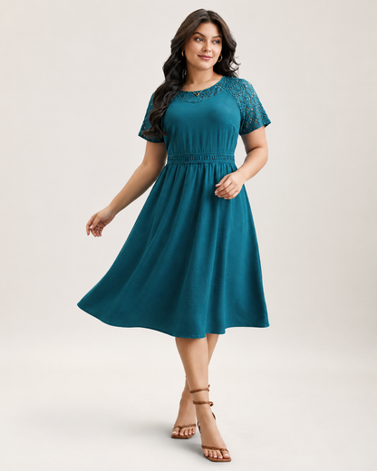 Vestido midi com bolsos e manga curta, com recortes em renda