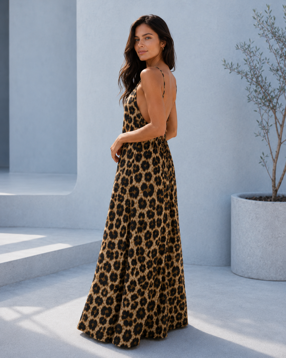 Vestido comprido com estampado animal e alças finas